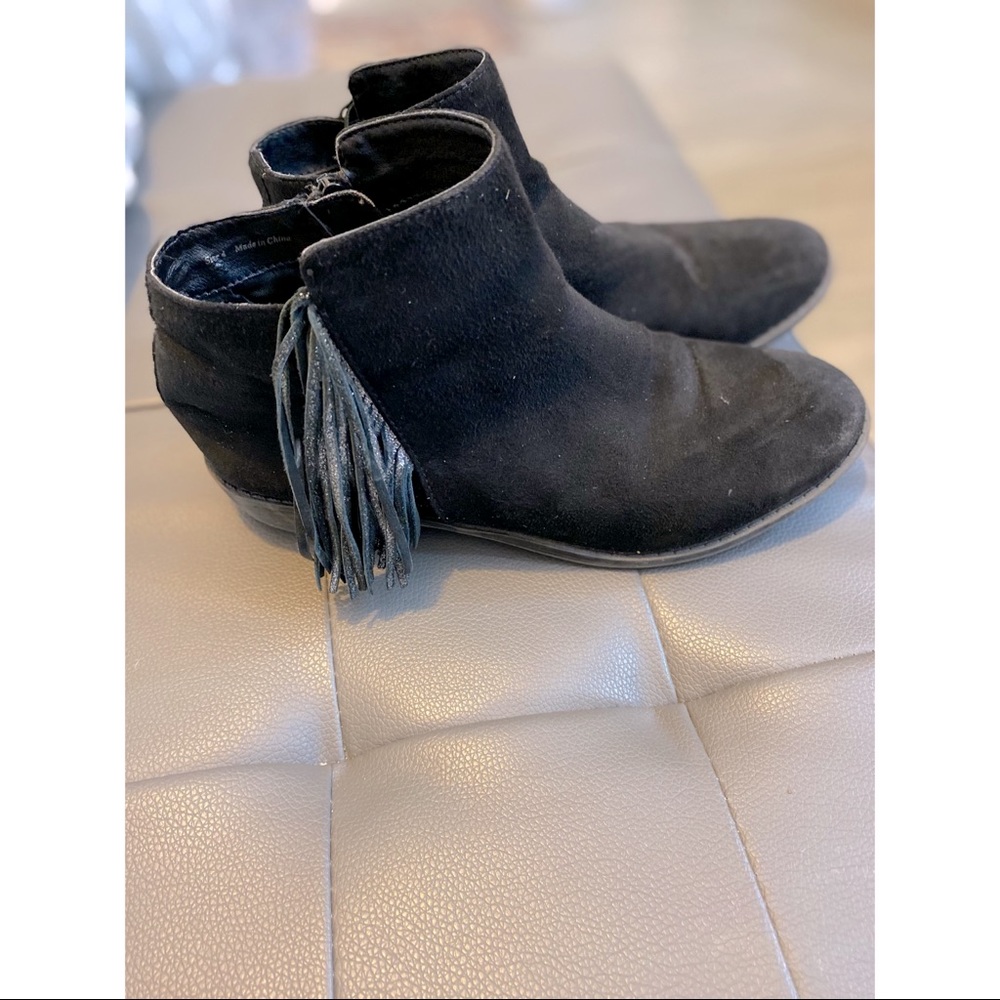 Girl’s black booties